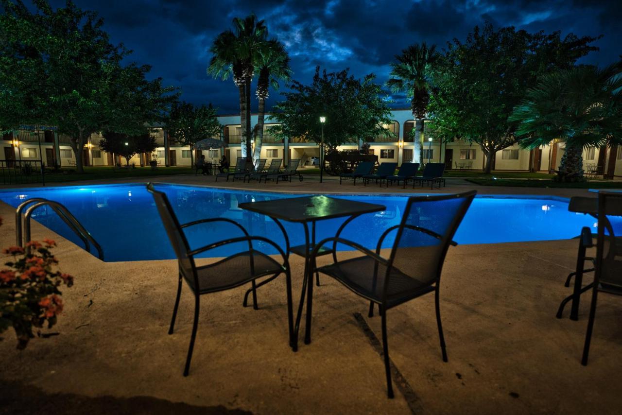 Hotel Hacienda Nuevo Casas Grandes Exteriör bild